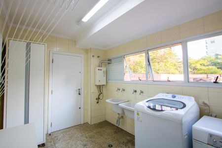 Apartamento à venda com 312m², 4 quartos e 4 vagas Apartamento à venda com 312m², 4 quartos e 4 vagasÁrea de serviço
