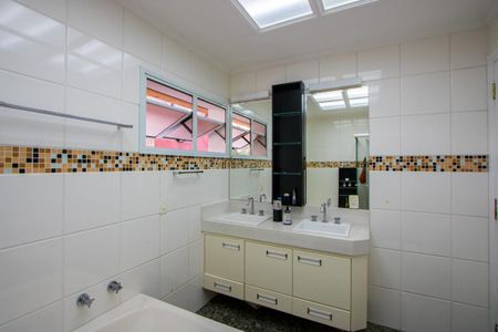Apartamento à venda com 312m², 4 quartos e 4 vagas Apartamento à venda com 312m², 4 quartos e 4 vagasBanheiro do quarto 1