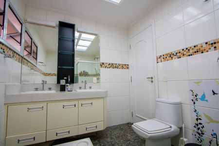 Apartamento à venda com 312m², 4 quartos e 4 vagas Apartamento à venda com 312m², 4 quartos e 4 vagasBanheiro do quarto 1