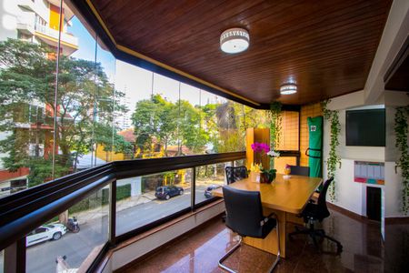 Apartamento à venda com 312m², 4 quartos e 4 vagas Apartamento à venda com 312m², 4 quartos e 4 vagasVaranda da sala de estar
