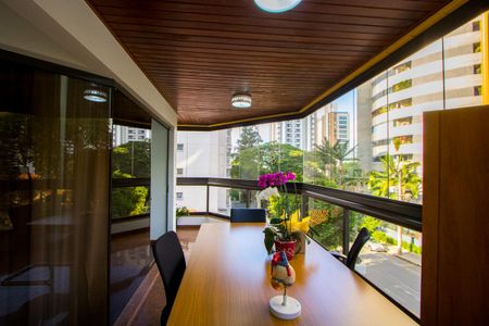 Apartamento à venda com 312m², 4 quartos e 4 vagas Apartamento à venda com 312m², 4 quartos e 4 vagasVaranda da sala de estar