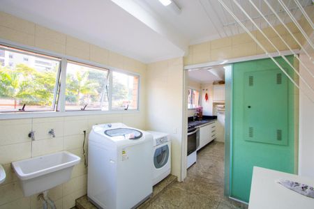 Apartamento à venda com 312m², 4 quartos e 4 vagas Apartamento à venda com 312m², 4 quartos e 4 vagasÁrea de serviço
