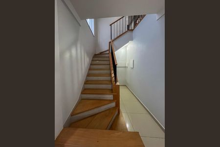 Casa para alugar com 450m², 4 quartos e 3 vagas Casa para alugar com 450m², 4 quartos e 3 vagasEscada