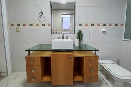 Casa para alugar com 450m², 4 quartos e 3 vagas Casa para alugar com 450m², 4 quartos e 3 vagasBanheiro da Suíte 1
