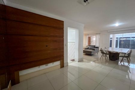 Casa para alugar com 450m², 4 quartos e 3 vagas Casa para alugar com 450m², 4 quartos e 3 vagasSala de TV