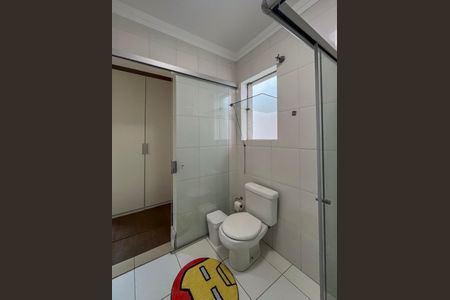 Casa para alugar com 450m², 4 quartos e 3 vagas Casa para alugar com 450m², 4 quartos e 3 vagasBanheiro da Suite 4