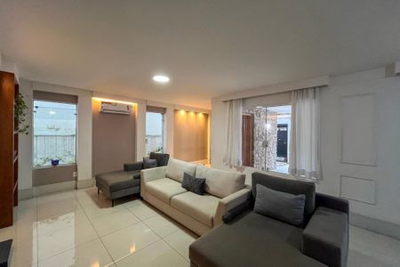 Casa para alugar com 450m², 4 quartos e 3 vagas Casa para alugar com 450m², 4 quartos e 3 vagasSala