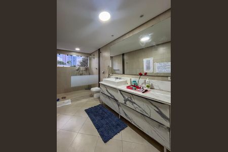 Casa para alugar com 450m², 4 quartos e 3 vagas Casa para alugar com 450m², 4 quartos e 3 vagasBanheiro da Suíte 2