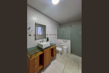 Casa para alugar com 450m², 4 quartos e 3 vagas Casa para alugar com 450m², 4 quartos e 3 vagasBanheiro da Suíte 1