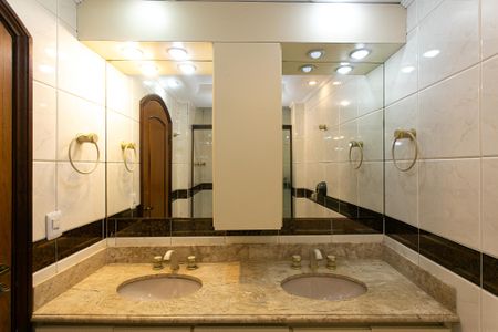 Casa para alugar com 270m², 3 quartos e 2 vagas Casa para alugar com 270m², 3 quartos e 2 vagasBanheiro da Suíte 1