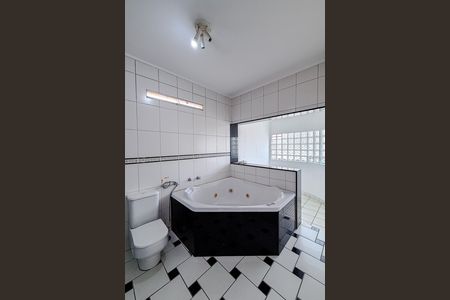 Casa de condomínio para alugar com 400m², 3 quartos e sem vaga Casa de condomínio para alugar com 400m², 3 quartos e sem vagaBanheiro da Suíte
