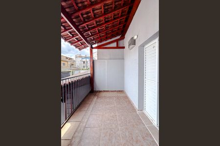 Casa de condomínio para alugar com 400m², 3 quartos e sem vaga Casa de condomínio para alugar com 400m², 3 quartos e sem vagaQuarto 1 - Varanda