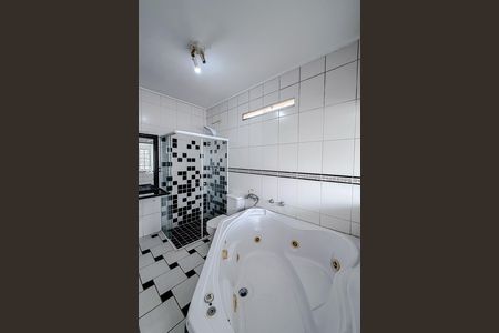 Casa de condomínio para alugar com 400m², 3 quartos e sem vaga Casa de condomínio para alugar com 400m², 3 quartos e sem vagaBanheiro da Suíte