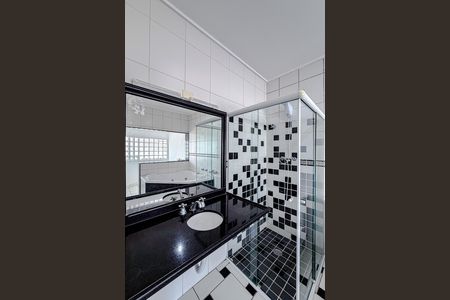 Casa de condomínio para alugar com 400m², 3 quartos e sem vaga Casa de condomínio para alugar com 400m², 3 quartos e sem vagaBanheiro da Suíte
