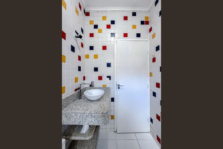Casa de condomínio para alugar com 400m², 3 quartos e sem vaga Casa de condomínio para alugar com 400m², 3 quartos e sem vagaBanheiro da Suíte 2