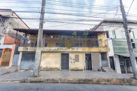 Casa à venda com 360m², 6 quartos e 1 vaga Casa à venda com 360m², 6 quartos e 1 vagaFachada