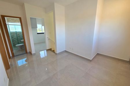 Sala de casa de condomínio para alugar com 2 quartos, 65m² em Princesa, Praia Grande