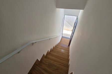 Casa de condomínio para alugar com 65m², 2 quartos e 1 vaga Casa de condomínio para alugar com 65m², 2 quartos e 1 vagaEscada