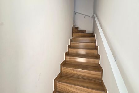 Casa de condomínio para alugar com 65m², 2 quartos e 1 vaga Casa de condomínio para alugar com 65m², 2 quartos e 1 vagaEscada