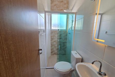 Banheiro de casa de condomínio para alugar com 2 quartos, 65m² em Princesa, Praia Grande