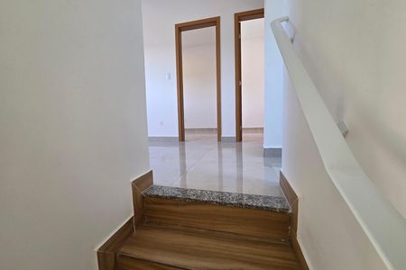 Casa de condomínio para alugar com 65m², 2 quartos e 1 vaga Casa de condomínio para alugar com 65m², 2 quartos e 1 vagaEscada