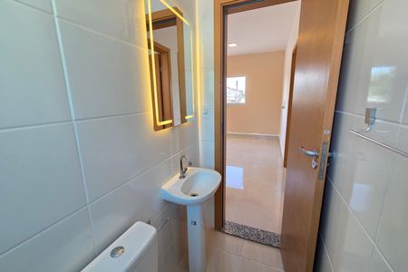 Banheiro de casa de condomínio para alugar com 2 quartos, 65m² em Princesa, Praia Grande