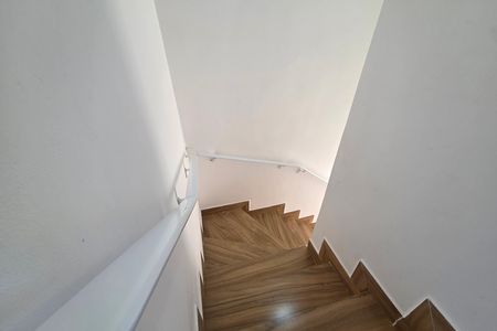 Casa de condomínio para alugar com 65m², 2 quartos e 1 vaga Casa de condomínio para alugar com 65m², 2 quartos e 1 vagaEscada