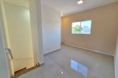 Sala de casa de condomínio para alugar com 2 quartos, 65m² em Princesa, Praia Grande