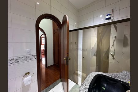 Casa de condomínio para alugar com 435m², 5 quartos e 5 vagas Casa de condomínio para alugar com 435m², 5 quartos e 5 vagasBanheiro Corredor