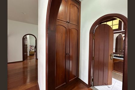 Casa de condomínio para alugar com 435m², 5 quartos e 5 vagas Casa de condomínio para alugar com 435m², 5 quartos e 5 vagasBanheiro Corredor