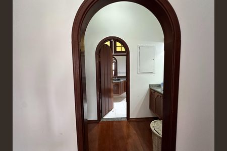 Casa de condomínio para alugar com 435m², 5 quartos e 5 vagas Casa de condomínio para alugar com 435m², 5 quartos e 5 vagasBanheiro Corredor