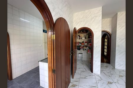 Casa de condomínio para alugar com 435m², 5 quartos e 5 vagas Casa de condomínio para alugar com 435m², 5 quartos e 5 vagasCozinha e Área de Serviço