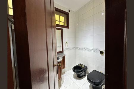 Casa de condomínio para alugar com 435m², 5 quartos e 5 vagas Casa de condomínio para alugar com 435m², 5 quartos e 5 vagasBanheiro Corredor