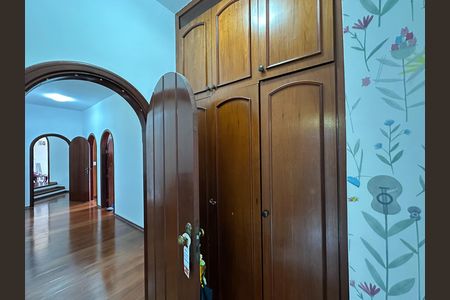 Casa de condomínio para alugar com 435m², 5 quartos e 5 vagas Casa de condomínio para alugar com 435m², 5 quartos e 5 vagasCloset da suíte 2