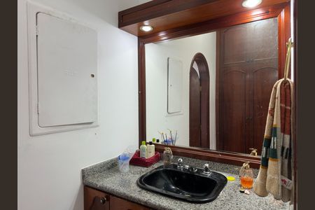 Casa de condomínio para alugar com 435m², 5 quartos e 5 vagas Casa de condomínio para alugar com 435m², 5 quartos e 5 vagasBanheiro Corredor