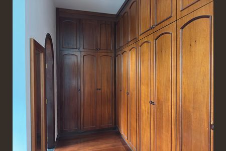 Casa de condomínio para alugar com 435m², 5 quartos e 5 vagas Casa de condomínio para alugar com 435m², 5 quartos e 5 vagasCloset da suíte 1