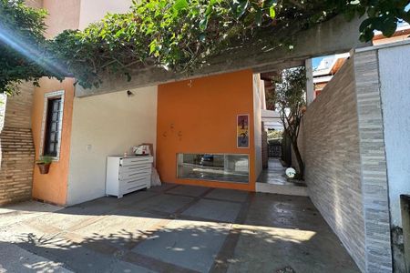 Casa de condomínio para alugar com 350m², 3 quartos e 4 vagas Casa de condomínio para alugar com 350m², 3 quartos e 4 vagasFachada