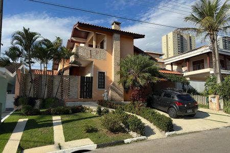 Casa de condomínio para alugar com 350m², 3 quartos e 4 vagas Casa de condomínio para alugar com 350m², 3 quartos e 4 vagasFachada
