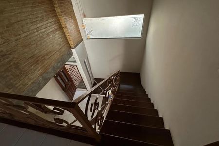 Casa de condomínio para alugar com 350m², 3 quartos e 4 vagas Casa de condomínio para alugar com 350m², 3 quartos e 4 vagasEscada