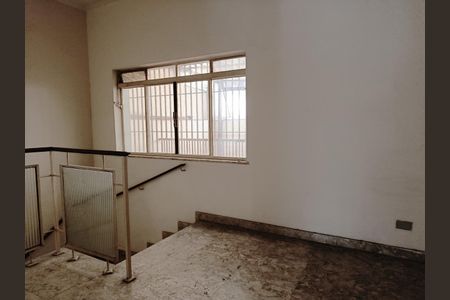 Casa para alugar com 240m², 2 quartos e 1 vagaEscadas