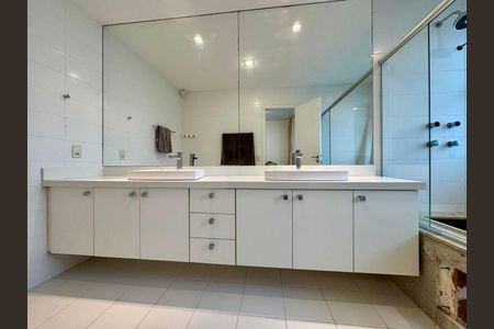 Apartamento para alugar com 290m², 4 quartos e 2 vagas