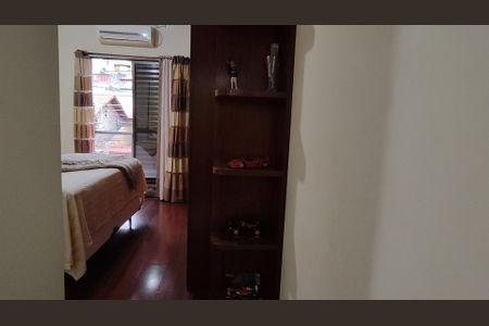 Casa à venda com 250m², 4 quartos e 7 vagas Casa à venda com 250m², 4 quartos e 7 vagasQuarto