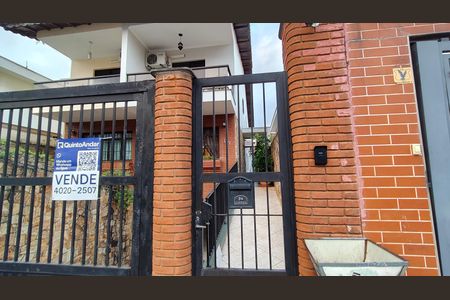 Casa à venda com 250m², 4 quartos e 7 vagas Casa à venda com 250m², 4 quartos e 7 vagasFachada