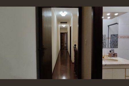 Casa à venda com 250m², 4 quartos e 7 vagas Casa à venda com 250m², 4 quartos e 7 vagasCorredor