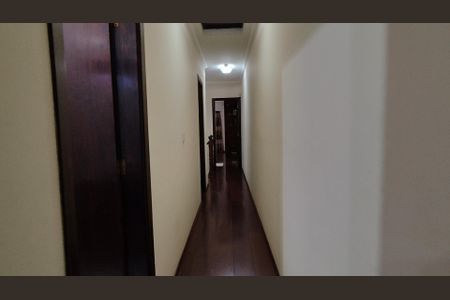 Casa à venda com 250m², 4 quartos e 7 vagas Casa à venda com 250m², 4 quartos e 7 vagasCorredor