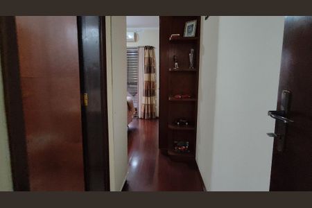 Casa à venda com 250m², 4 quartos e 7 vagas Casa à venda com 250m², 4 quartos e 7 vagasCorredor