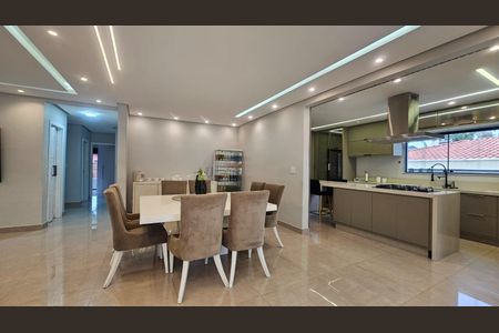 Casa de condomínio à venda com 396m², 3 quartos e 5 vagas Casa de condomínio à venda com 396m², 3 quartos e 5 vagasSala de Jantar