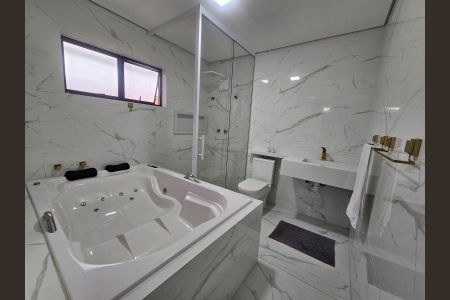 Casa de condomínio à venda com 396m², 3 quartos e 5 vagas Casa de condomínio à venda com 396m², 3 quartos e 5 vagasBanheiro