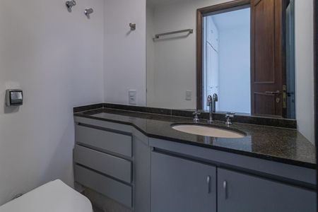 Apartamento para alugar com 189m², 4 quartos e 2 vagas Apartamento para alugar com 189m², 4 quartos e 2 vagasBanheiro da Suíte 2