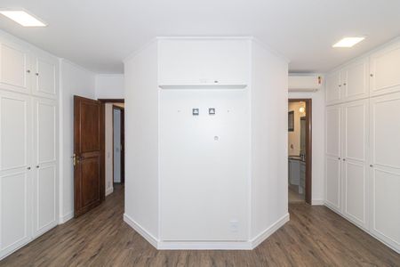 Quarto Suíte 1 de apartamento para alugar com 4 quartos, 189m² em Vila Uberabinha, São Paulo